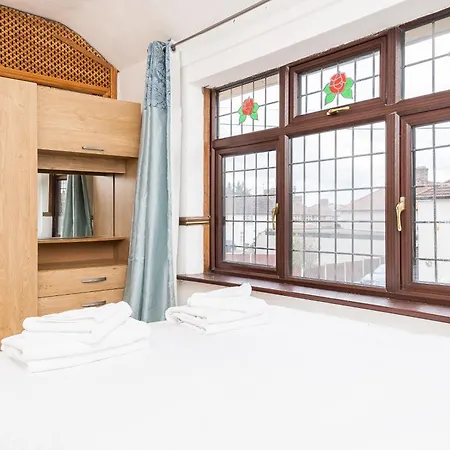 Dagenham 3 And 4 Bedrooms 2Baths With Parking